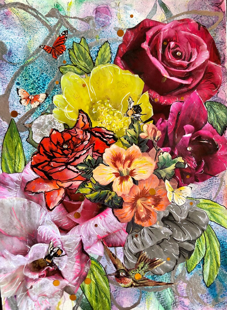 Puede incluir: Un collage colorido con una variedad de flores, incluyendo rosas, peon&iacute;as e hibiscos. Las flores est&aacute;n dispuestas en un ramo y est&aacute;n rodeadas de mariposas y un colibr&iacute;. El fondo es una acuarela de azul, verde y morado.