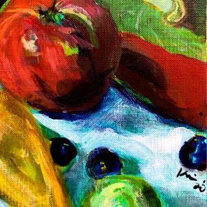 Puede incluir: Una pintura de bodeg&oacute;n con un tomate rojo, un pimiento verde, un pl&aacute;tano amarillo y ar&aacute;ndanos sobre un fondo azul y blanco. La pintura est&aacute; firmada "Kimi 20"