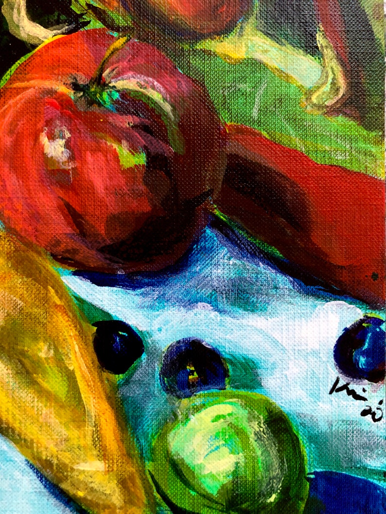 Puede incluir: Una pintura de bodeg&oacute;n con un tomate rojo, un pimiento verde, un pl&aacute;tano amarillo y ar&aacute;ndanos sobre un fondo azul y blanco. La pintura est&aacute; firmada "Kimi 20"