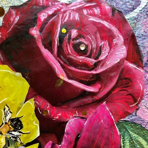 Puede incluir: Primer plano de una rosa roja con un centro blanco. La rosa est&aacute; rodeada de otras flores, incluida una flor amarilla con una abeja sobre ella.