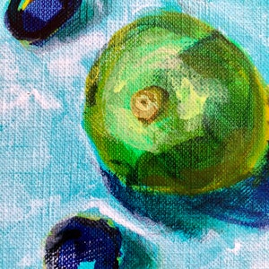 Puede incluir: Pintura abstracta con un esquema de color azul, verde y blanco. La pintura presenta un lienzo texturizado y una variedad de formas circulares.