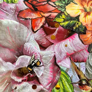 Puede incluir: Un collage de t&eacute;cnicas mixtas que presenta una flor rosa con una abeja, una flor roja, una flor amarilla y un colibr&iacute;. Las flores est&aacute;n pintadas en acuarela y el fondo es un lienzo texturizado.