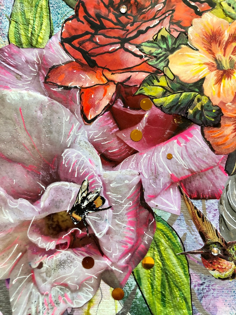 Puede incluir: Un collage de t&eacute;cnicas mixtas que presenta una flor rosa con una abeja, una flor roja, una flor amarilla y un colibr&iacute;. Las flores est&aacute;n pintadas en acuarela y el fondo es un lienzo texturizado.
