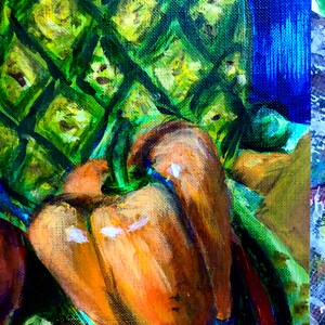 Puede incluir: Primer plano de dos pimientos naranjas con un tallo verde. Los pimientos est&aacute;n pintados sobre un lienzo con un fondo texturizado. El fondo es una mezcla de verde, azul y amarillo.