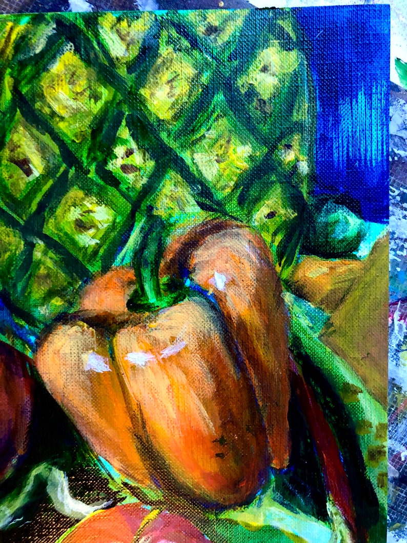 Puede incluir: Primer plano de dos pimientos naranjas con un tallo verde. Los pimientos est&aacute;n pintados sobre un lienzo con un fondo texturizado. El fondo es una mezcla de verde, azul y amarillo.