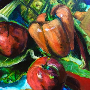 Puede incluir: Una pintura de bodeg&oacute;n con frutas y verduras. Una manzana roja, un tomate rojo, una pera amarilla, una pi&ntilde;a verde y un pimiento rojo est&aacute;n dispuestos sobre un fondo azul y verde.