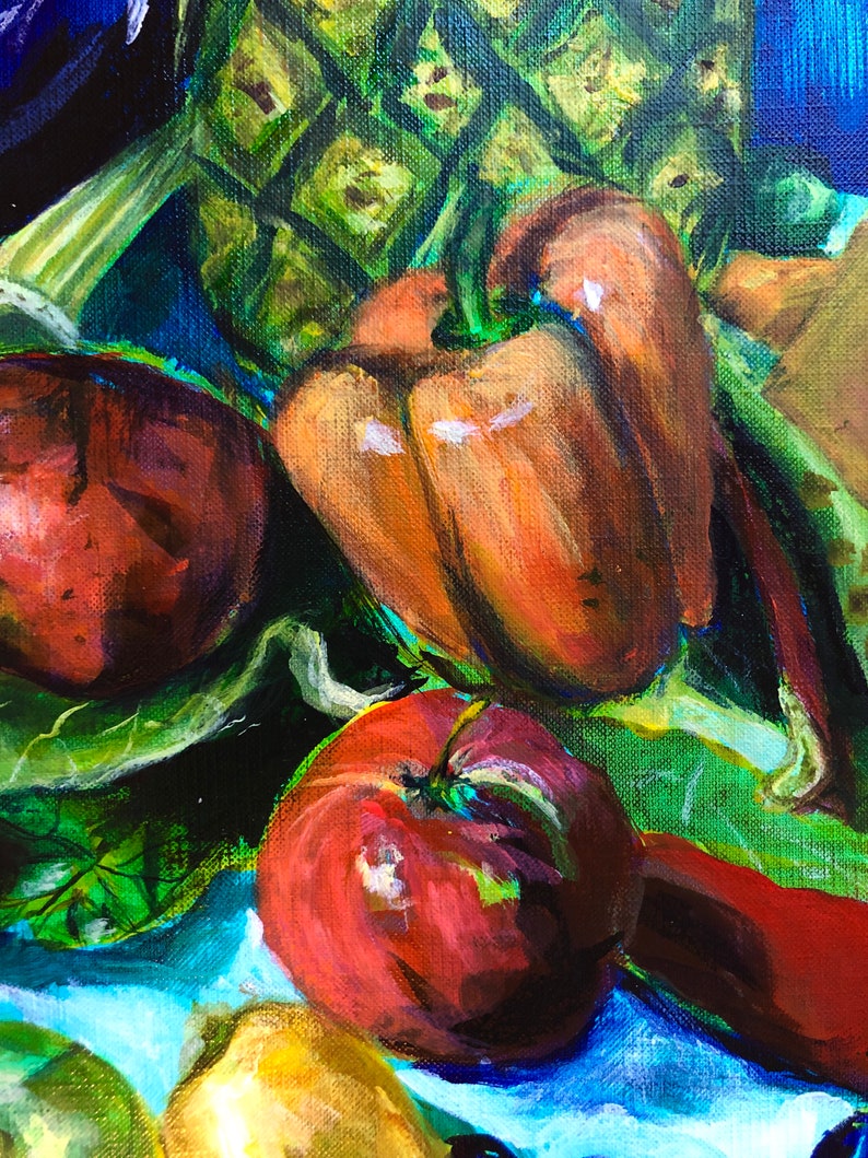 Puede incluir: Una pintura de bodeg&oacute;n con frutas y verduras. Una manzana roja, un tomate rojo, una pera amarilla, una pi&ntilde;a verde y un pimiento rojo est&aacute;n dispuestos sobre un fondo azul y verde.