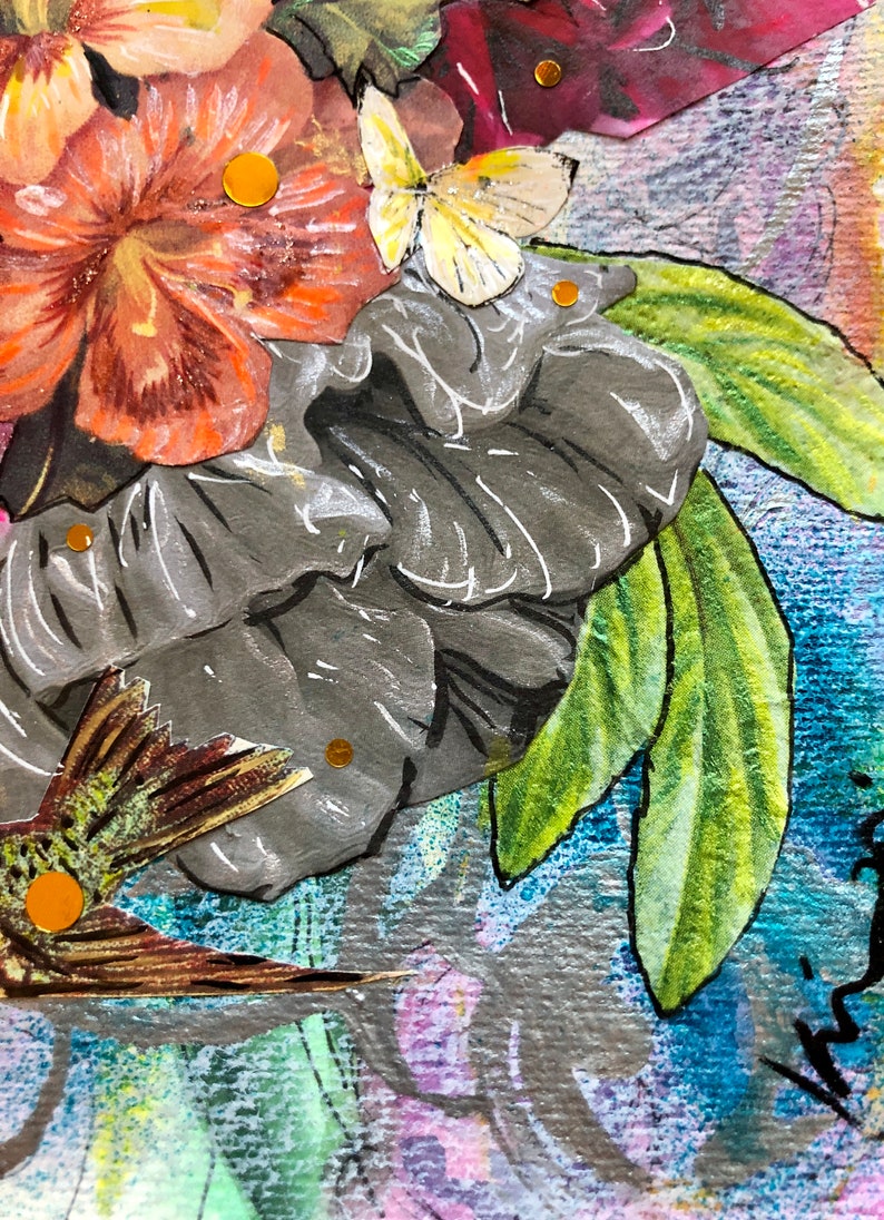 Puede incluir: Un collage de t&eacute;cnica mixta con una flor gris, hojas verdes, una mariposa y un colibr&iacute;. El collage est&aacute; decorado con detalles de purpurina dorada.