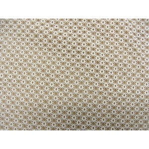 Puede incluir: Primer plano de una tela crema de tejido abierto. La tela tiene un patrón repetitivo de pequeños círculos conectados por líneas finas, creando una textura delicada y de encaje. El fondo es de color beige claro, proporcionando contraste con la tela blanca.