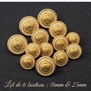 Könnte beinhalten: Eine Ansammlung runder Knöpfe mit einem erhabenen goldenen Kronenemblem in der Mitte einer cremefarbenen Scheibe mit goldenem Rand. Der Text unten lautet Lot de 6 boutons : 16mm & 25mm und weist auf ein Set aus sechs Knöpfen in zwei Größen hin.