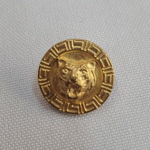 Goldfarbener, mit Schmucksteinen besetzter Metallknopf mit geprägtem Tigerkopf, Größen 18 mm und 23 mm
