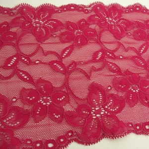 Peut inclure: Bordure en dentelle rouge avec un motif floral. La dentelle a un bord festonné.