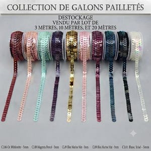 Könnte beinhalten: Zehn Spulen mit 5mm Paillettenband in verschiedenen Farben wie Rot, Pink, Mint, Lila, Gold, Hellrosa, Magenta, Blau, Schwarz und irisierendem Weiß. Der Text lautet COLLECTION DE GALONS PAILLETÉS, DESTOCKAGE, VENDU PAR LOT DE 3 MÈTRES, 10 MÈTRES, ET 20 MÈTRES.