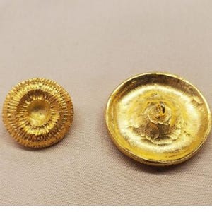 Guldfärgad metallknapp med juveler – Finns i 18 mm