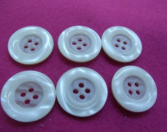 acrylic button creme with 4 holes, 23 mm, sold by 6 / or 0.91 euros per unit