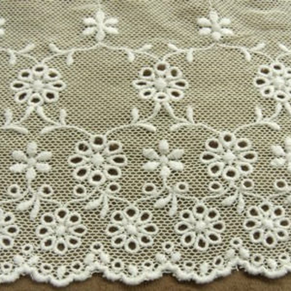 Dentelle  Sur Maille Crême, Brodée Blanc,13 cm, De Fabrication Française