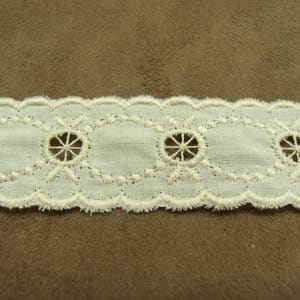 broderie anglaise vintage entre 2 écru,3.5 cm image 1