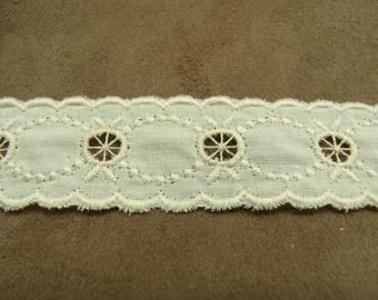 BRODERIE ANGLAISE between two - 3.5 cm - ecru