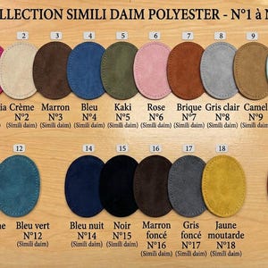 Peut inclure: Une collection de 19 échantillons de tissu ovales de différentes couleurs, dont fuchsia, crème, marron, bleu et kaki. Les échantillons sont numérotés et nommés. Le texte "COLLECTION SIMILI DAIM POLYESTER - N°1 à N°19" est en haut.
