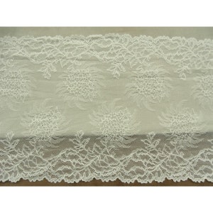 Ecrufarbene, elastische Calais-Spitze, 25 cm, fein verziert mit floralen Motiven, an den beiden Kanten gezähnt, hergestellt in Frankreich