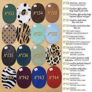 Può includere: Una collezione di toppe ovali in vari colori e fantasie, tra cui colori uniti, stampe animalier ed effetti testurizzati. Ogni toppa è etichettata con un numero in corsivo dorato. Le toppe sono realizzate con materiali diversi.