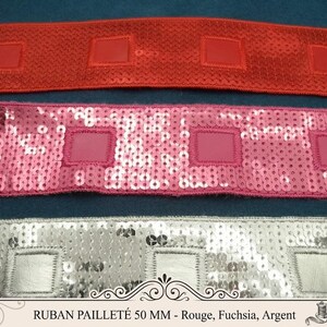 Op de afbeelding: Drie stroken van 50 mm breed paillettenlint in rood, fuchsia en zilver. Elk lint heeft een herhalend patroon van gestikte vierkante vlakken in het midden. De tekst onderaan luidt RUBAN PAILLETÉ 50 MM - Rouge, Fuchsia, Argent.
