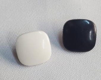 Square "Smooth Pebble" Button, Black or White - 17 mm