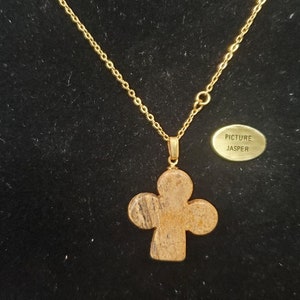 necklace with gold metal chain in natural stone with clover motif, please specify the name of the pendant when ordering
