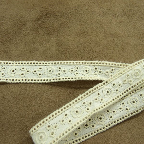 BRODERIE ANGLAISE écru  entre deux ,1,7 cm,vendu par 2 metres