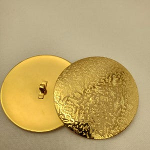Jätteguldknapp 50 mm – Graverad med hieroglyfer och symboler – Extra stor samlarknapp med skaft