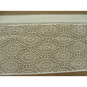 Peut inclure: Garniture en dentelle blanche avec un motif circulaire délicat. La dentelle est douce et a un léger éclat.