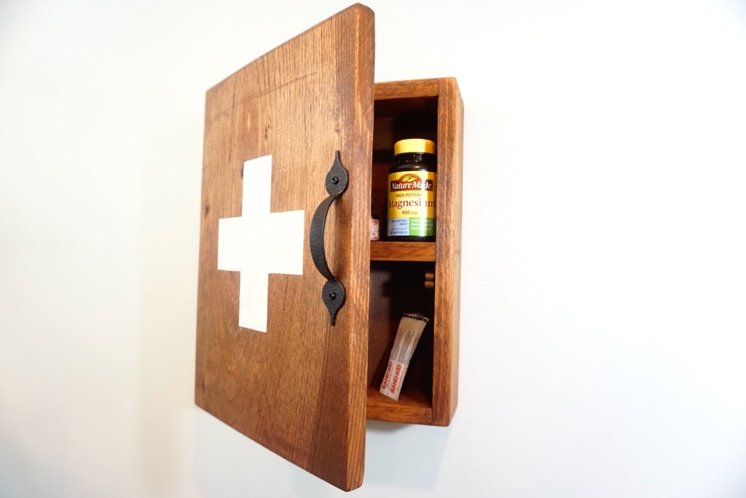 Botiquín de madera oscura, gabinete rústico de primeros auxilios