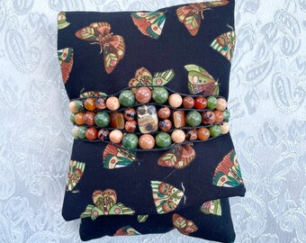 Sac Tarot/Oracle aux papillons de nuit avec jade vert, pierre dorée, cornaline et bracelet en bois pétrifié | Pochette de tarot| Support de terrasse| Étui pour cartes Tarot