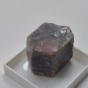 Rubin Safir Råkristall från Tanzania 20 mm | Naturlig Violett-Röd Korund | Hexagonal Ädelsten Samlare Mineralkristall Gåva