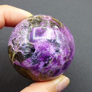 Stichtite AAA - Gemstone Ball Natural Healing Stone Decoration Sphere Crystal Gift Him Her House Inauguration Apartment Energy Power Meditation