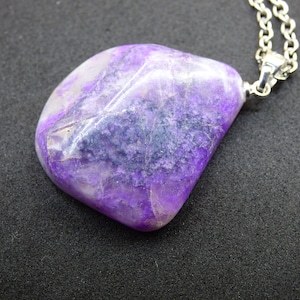 Sugilith / Sugilite inkl. 925 Silberöse lila Edelstein Kette HIPPIE Ethno Natur Heilstein Rarität Selten Flash Wow Sammler Investition Edel