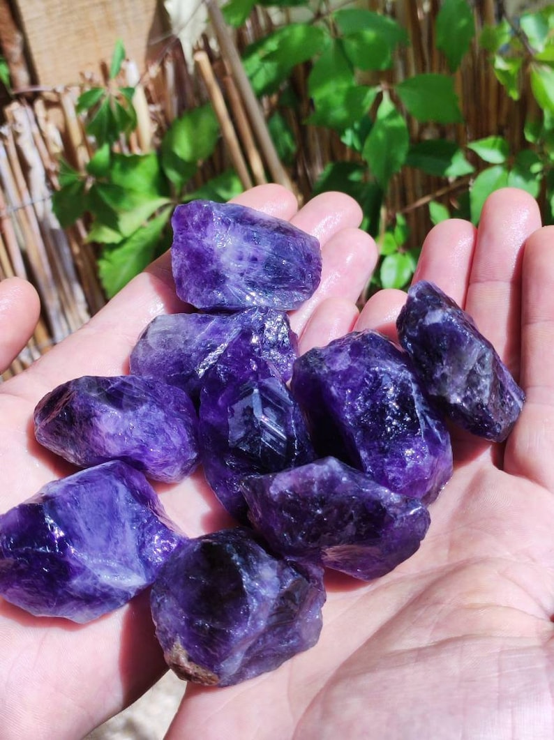 Amethyst AAA Roh Wassersteine lila AufEntladen Edelsteine Wasserstein Trinkwasser Edelsteinwasser Chakra Heilstein Natur Energiewasser Bild 2