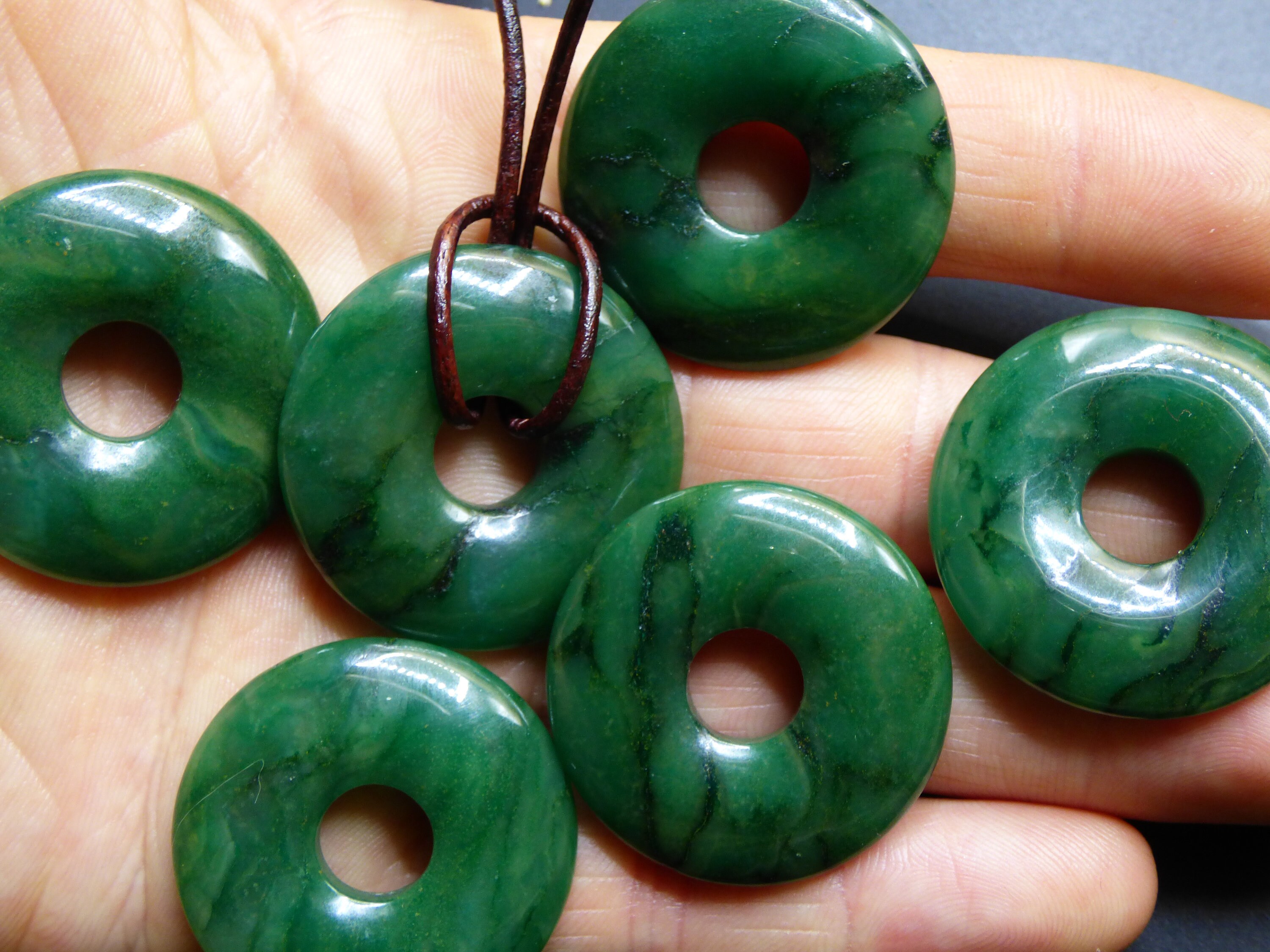 Collier Pendentif Donut En Jade 20 Mm - Chaîne Laiton 40+7 Cm, Vert/noir, Sans Nickel