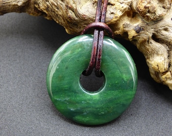 Collana di giada nefrite ~ Pietra preziosa a forma di ciambella verde naturale, pietra curativa, simbolo protettivo per uomo e donna, ciondolo portafortuna, stile hippie tibetano etnico, regalo raro