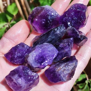 Amethyst AAA Roh Wassersteine lila AufEntladen Edelsteine Wasserstein Trinkwasser Edelsteinwasser Chakra Heilstein Natur Energiewasser Bild 1