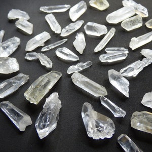 50/100g Clear Quarz Bergkristall Spitzen klar geschliffen Kristall Aufladen Edelsteine Wassers Chakra Heilstein Natur Energie DIY Makramee