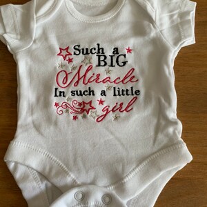 Un milagro tan grande en una niña tan pequeña, traje de bebé, chaleco de bebé, regalo de bebé, regalo de recién nacido
