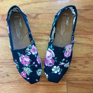 Hand-painted TOMS shoes (Roses)