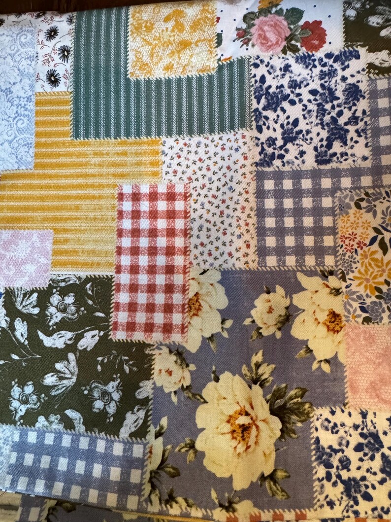 Op de afbeelding: Een patchworkstof met een verscheidenheid aan prints, waaronder geel-witte strepen, rood-wit gingham, blauw-witte bloemmotieven, groen-witte botanische prints en grote cr&egrave;mekleurige bloemen op een blauwe achtergrond.