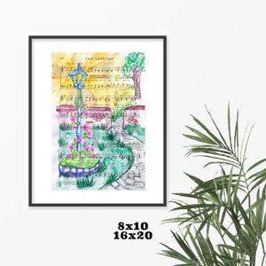 Op de afbeelding: Een aquarel schilderij van een lantaarnpaal met een wijnstok die er omheen groeit, tegen een achtergrond van bladmuziek met de woorden "Lead, Kindly Light". Het schilderij is omlijst in zwart.