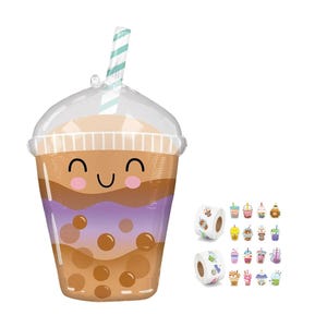 Può includere: Un grande bicchiere di bubble tea gonfiabile di colore marrone e viola con un viso sorridente e una cannuccia. Il bicchiere è decorato con perle di boba marroni. L'immagine mostra anche un rotolo di adesivi con vari disegni di bubble tea.