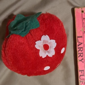 1980s vintage kawaii strawberry prize plush by Acme crane machine ufo catcher stuffed red berry with flower very good condition