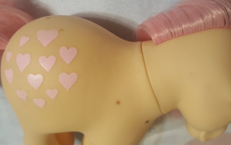 Vintage kawaii 1985 My Little Pony G1 Peachy concave hooves Pretty Parlor Hasbro made in Hong Kong fair condition pink and orange hearts