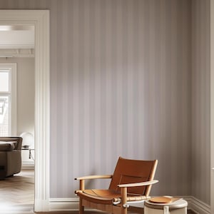 Perfect Stripe - Carta da parati a righe color lavanda o lilla, disponibile con opzioni rimovibili, stacca e attacca o tradizionali. Carta da parati a righe classica.