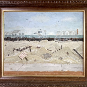 Puede incluir: Una pintura que representa una escena de playa con casas en el fondo. La playa está cubierta de arena y hay tablones de madera esparcidos. Un cartel dice "Entrada Privada Manténgase Alejado No Estacionar".